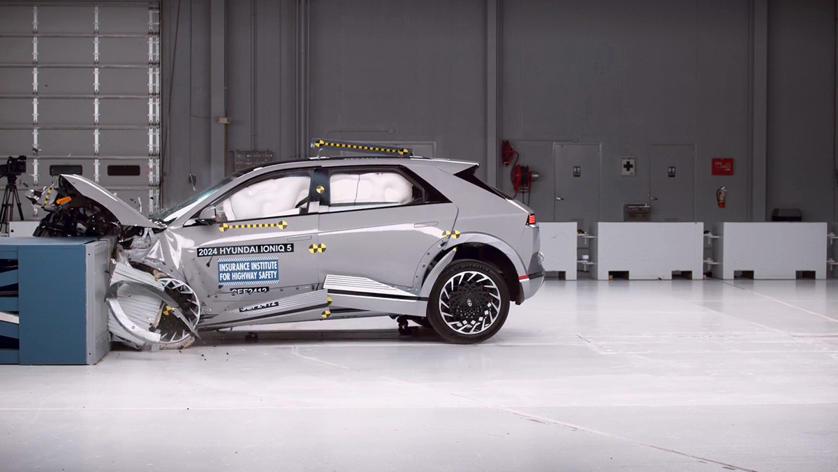 아이오닉 5의 IIHS 오버랩 테스트. / IIHS 유튜브 갈무리