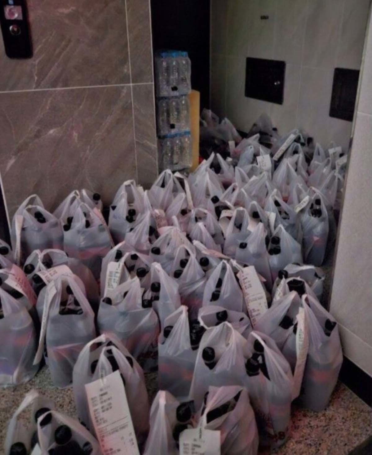 사실상 무한 이용이 가능한 쿠폰 덕에 콜라를 대량 주문하는 사태가 벌어지고 있다. / 디시인사이드 치킨 갤러리