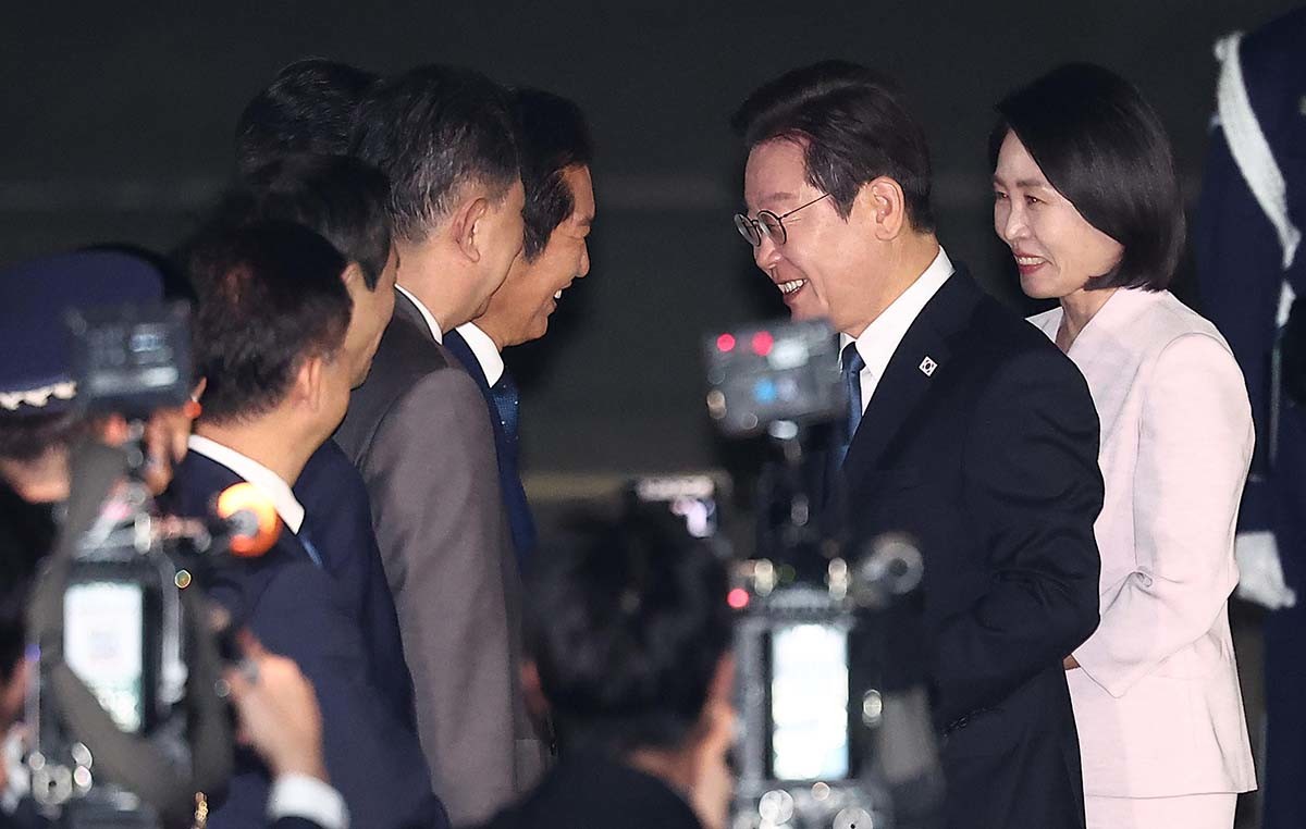 '3박 6일' 일본·미국 순방 일정을 마친 이재명 대통령과 김혜경 여사가 28일 새벽 경기도 성남 서울공항을 통해 귀국해 정청래 더불어민주당 대표와 인사하고 있다.  / 뉴스1
