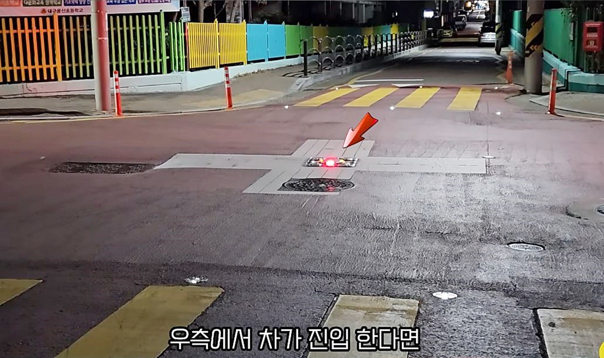 교차로 바닥에 있는 노면 신호등 모습. 운전자는 해당 노면 신호등을 준수하기 위해 몇 가지를 유의해야 합니다. 노란색 깜빡임 시에는 반대 방향 차량, 보행자, 자전거를 확인하며 신중히 통과해야 한다. 빨간색 깜빡임 시에는 정지해 충돌을 피해야 합니다. 해당 노면 신호등은 교차로에서 모두의 안전을 보장하는 중요한 역할을 합니다. / 유튜브 '차개미'