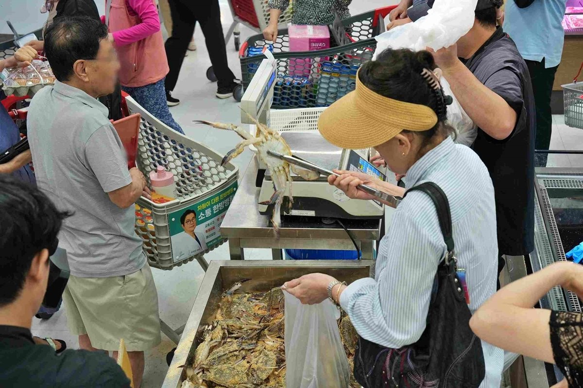 롯데마트 은평점에서 햇꽃게를 구입하는 시민들 / 롯데쇼핑 제공
