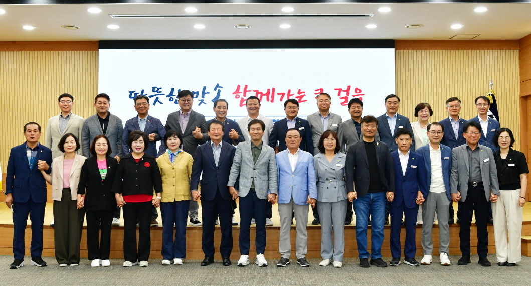 지난 27일 경산시청 대회의실에서 열린 경산시와 경산시의회 간 시정현안 간담회 후 양측 관계자들이 기념촬영을 하고 있다. / 경산시 제공
