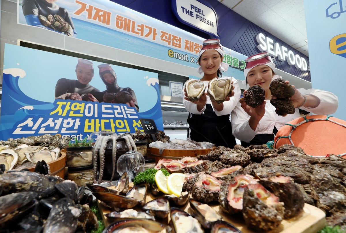 '요즘 해녀'로 활동하고 있는 우정민, 진소희 거제해녀 인플루언서가 28일 서울 용산구 이마트 용산점에서 100% 자연산 돌멍게를 비롯해 바위굴, 자연산 문어 등을 소개하고 있다. / 뉴스1