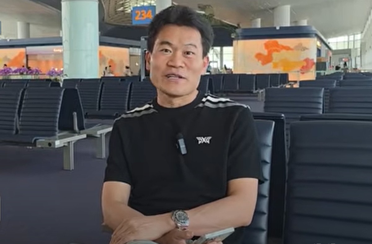인천국제공항에서 미국행 비행기 탑승을 기다리는 전한길 씨. / 유튜브 채널 '전한길뉴스'