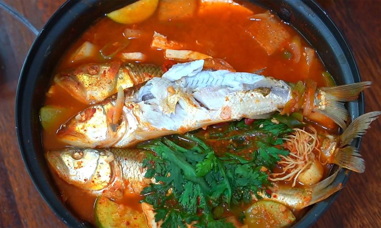 유튜버 진석기시대가 끓인 끄리 매운탕. 먹다가 포기했다. / '진석기시대' 유튜브