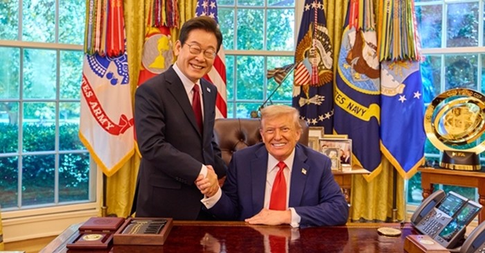 이재명 대통령이 25일(현지시간) 미국 워싱턴 DC 백악관에서 열린 한미 정상회담을 마친 후 도널드 트럼프 미국 대통령과 악수하고 있다. / 뉴스1