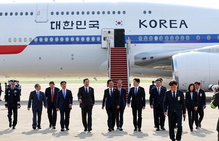 강훈식 대통령실 비서실장 등 환송인사들이 23일 오전 경기도 성남 서울공항에서 일본·미국 정상과 순차 정상회담 참석을 위해 출국하는 이재명 대통령과 인사 후 발걸음을 옮기고 있다. / 뉴스1