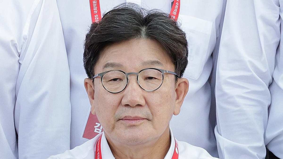 권성동 국민의힘 의원이 28일 오후 인천 인천국제공항공사 인재개발원에서 열린 국민의힘 국회의원 연찬회에서 기념 촬영을 하고 있다. / 뉴스1
