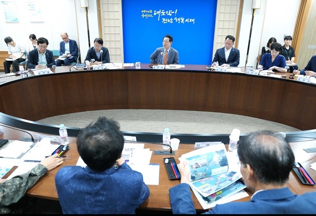 김영록 전라남도지사가 28일 도청 정약용실에서 ‘2025 명량대첩축제 추진상황 보고회’를 주재하고 있다.