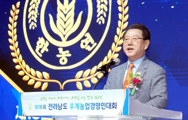 김영록 전라남도지사가 28일 오후 영광 스포티움 야외무대에서 열린 ‘제18회 전라남도 후계농업경영인대회’ 행사에서 인사말을 하고 있다.