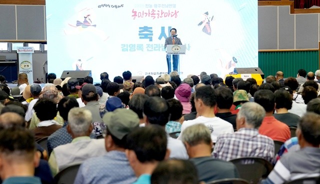 김영록 전라남도지사가 28일 장흥 정남진체육관에서 열린 ‘2025 전농 광전연맹 가족한마당 행사’에서 인사말을 하고 있다.