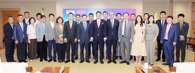 고광완 광주광역시 행정부시장이 28일 오전 시청 비즈니스룸에서 가오천(高晨?고신) 주한중국상공회의소 회장 일행의 예방을 받고 환담을 나눈 후 참석자들과 함께 기념촬영을 하고 있다. /광주광역시 제공