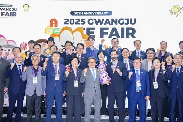 강기정 광주광역시장이 28일 김대중컨벤션센터에서 열린 국내 최대 문화콘텐츠 전문 전시회인 '2025 광주 에이스 페어(ACE Fair) 개막식'에서 참석자들과 함께 기념촬영을 하고 있다./광주광역시 제공