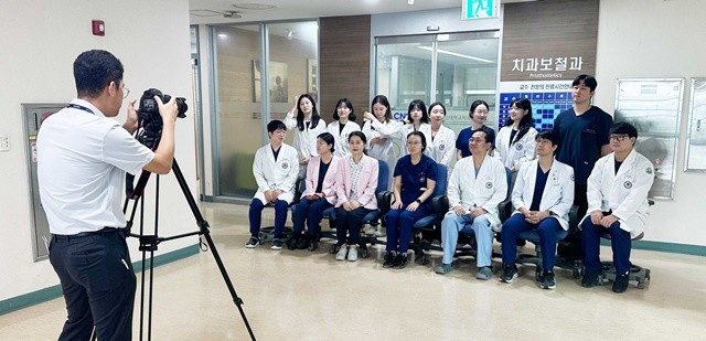 전남대학교병원 대외협력실은 직원들의 사기를 높이고 긍정적인 조직문화를 만들기 위해 다채로운 이벤트를 진행하고 있다. 전남대치과병원 치과보철과 직원들의 단체사진을 촬영하고 있다.
