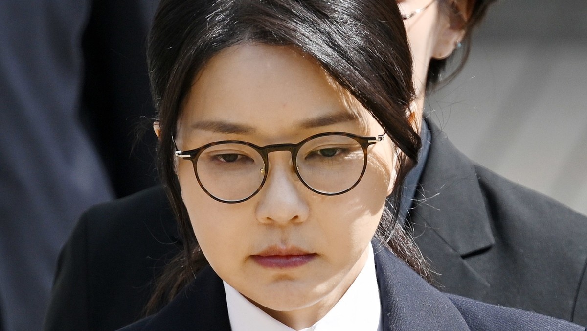 윤석열 전 대통령 부인 김건희 여사 자료 사진. 특검팀은 이르면 29일 오전 중 김건희 여사를 구속기소 할 예정이다. 김 여사의 구속 기한은 오는 31일이다. 전직 대통령 부인이 구속 상태로 재판에 넘겨지는 건 김 여사가 처음이다. 헌정사상 역대 대통령 부부가 동시에 구속 상태로 재판받는 것도 처음 있는 일이다. / 뉴스1