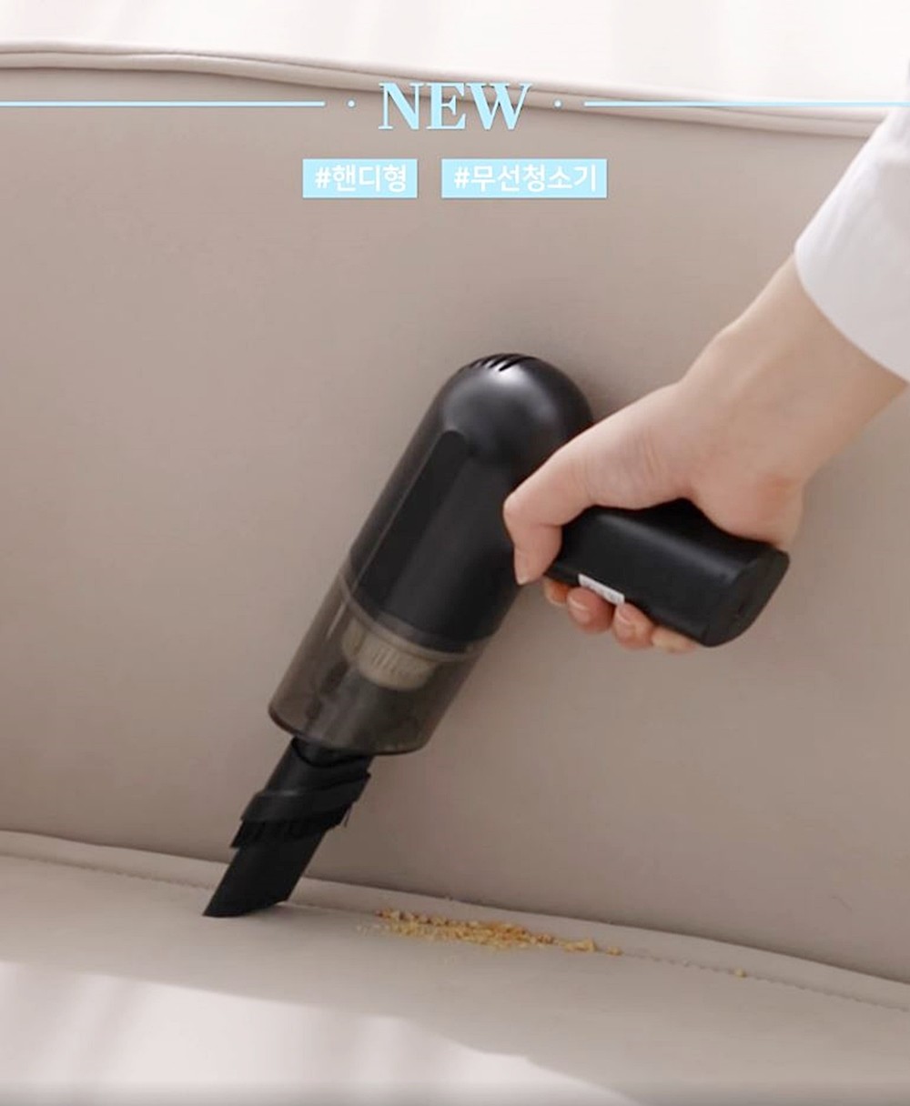 다이소 무선 청소기 모습. 다이소가 28일 8월 신상품으로 무선 청소기 등을 출시했다고 밝혔다. 제품명은 '무선 핸드형 청소기'다. 가격은 5000원으로 책정됐다. 다이소에 따르면 다이소 무선 청소기는 자동차 내부, 창틀, 소파 틈새 등 좁은 공간을 간편하게 청소할 수 있는 제품이다. / 다이소 제공
