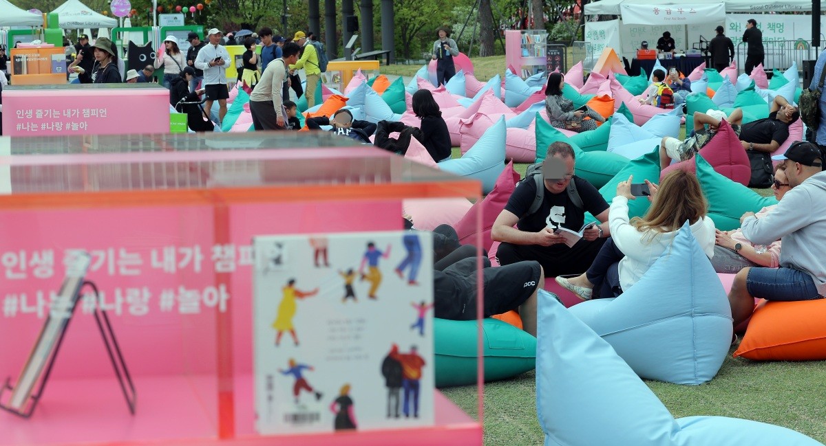지난 4월 서울 광화문 광장에 마련된 서울야외도서관 광화문책마당을 찾은 사람들의 모습.