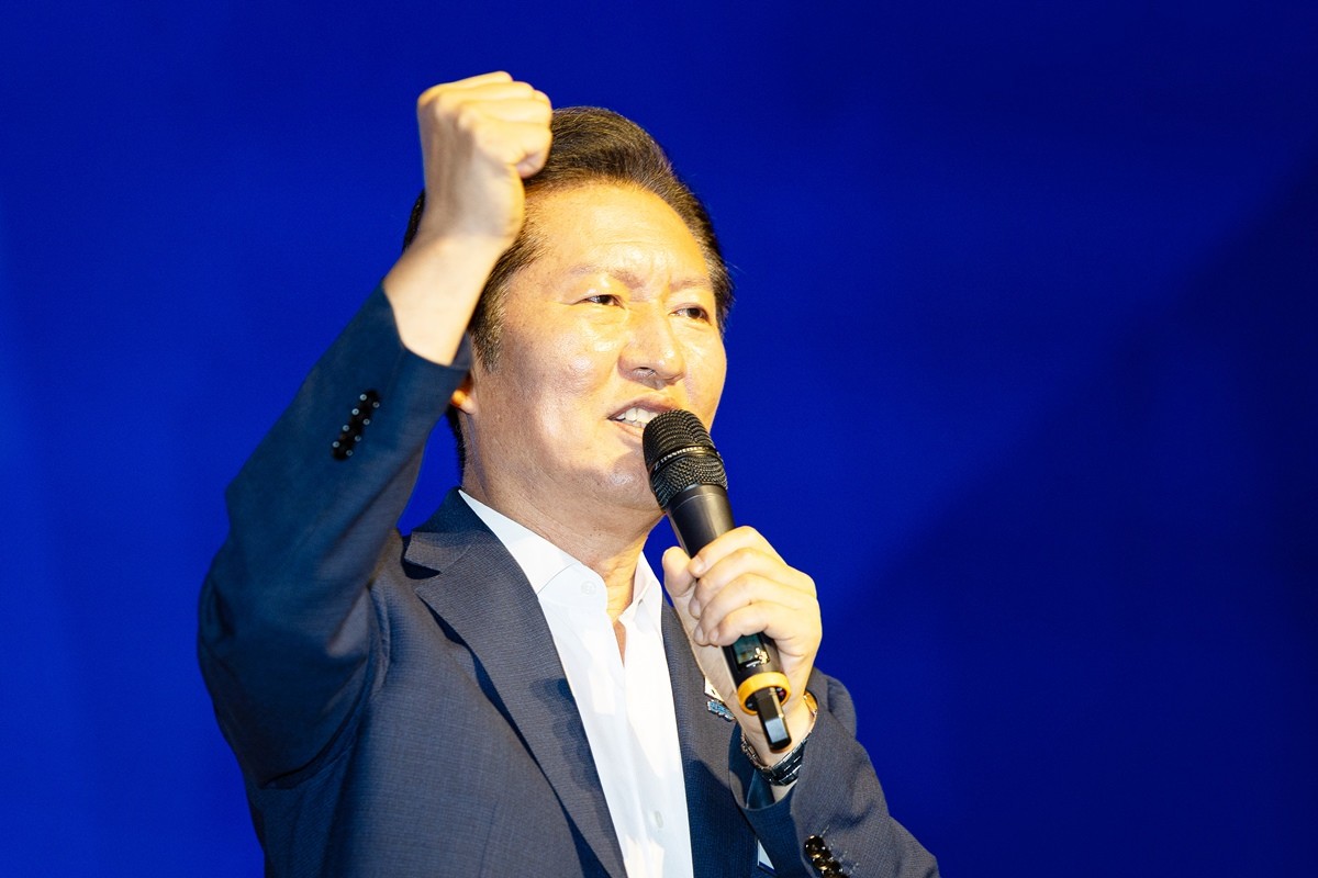 정청래 더불어민주당 대표가 29일 인천 중구 파라다이스시티 컨벤션센터에서 열린 2025 정기국회 더불어민주당 국회의원 워크숍에서 인사말 중 구호를 외치고 있다. 정 대표는 이날 '사실은 제가 '프레스 프렌들리'(언론 친화적) 하다'라며 '제가 표현력이 좀 부족하다'라고 언급했다. / 뉴스1