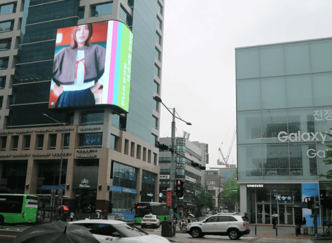 홍대입구역 빌딩 옥외 광고 / 사진=위키트리
