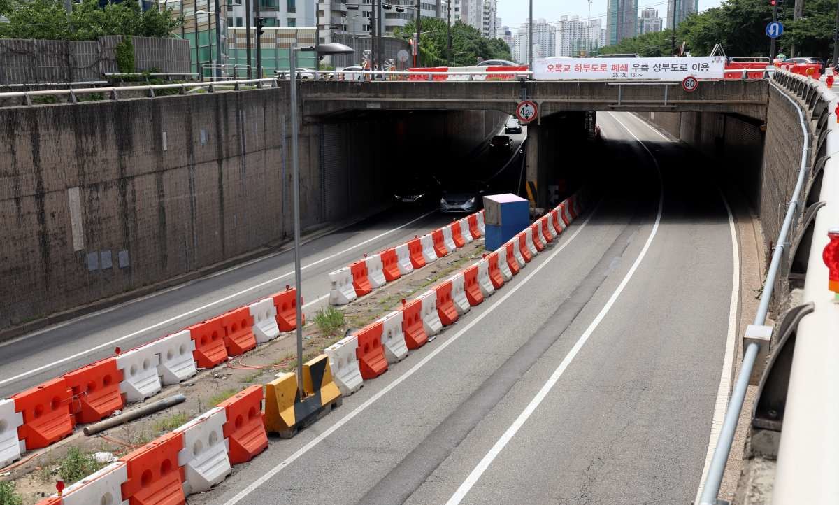 서울시가 지난 6월 15일 0시부터 서부간선도로 내 오목교(동측) 지하차도(성산대교→일직 방향) 차량 통행을 중단하고 평면교차로를 이용하도록 전환한다고 밝혔다. 시에 따르면 해당 사업은 서부간선도로 일반도로화 사업의 일환이다. 오목교 지하차도에서 시작해 각각 오금교·광명대교 지하차도는 7월, 고척교 지하차도는 내년 초에 순차적으로 평면화될 예정이다. / 뉴스1