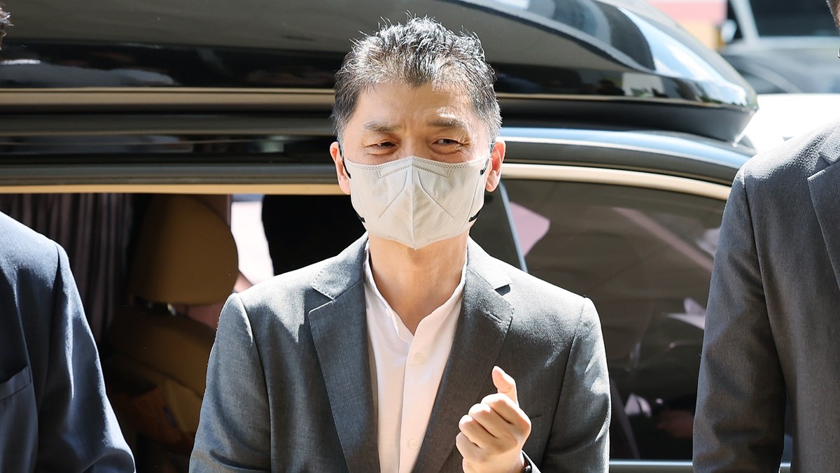 SM엔터테인먼트 시세조종 공모 의혹을 받는 김범수 카카오 창업자가 29일 오후 서울 양천구 남부지법에서 열린 결심공판에 출석하고 있다. / 뉴스1