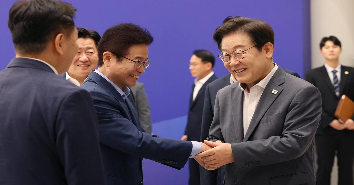 시도지사협의회에서 이재명 대통령과 인사하는 이철우 경북지사/이하 경북도