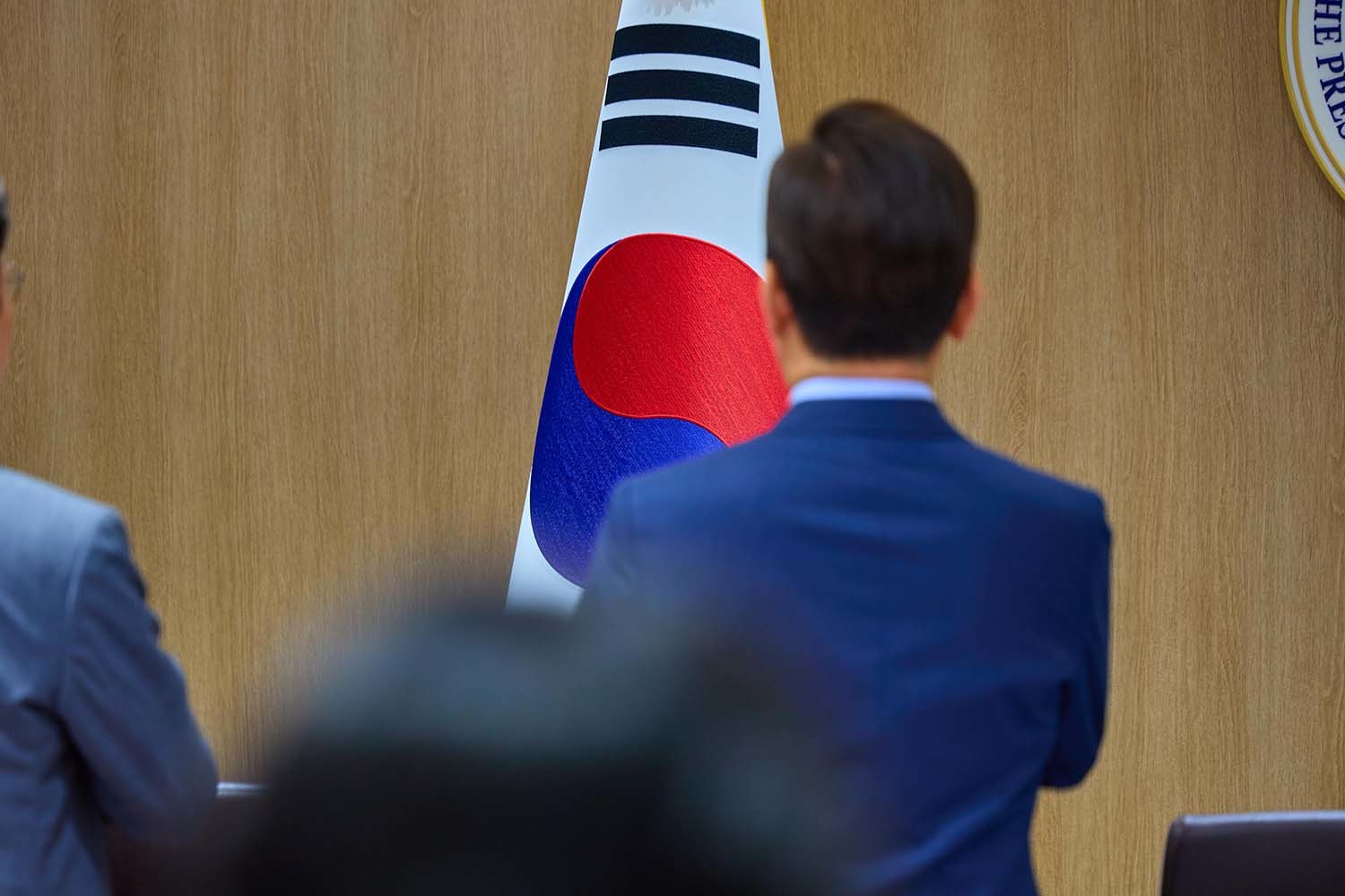 이재명 대통령이 29일 서울 용산 대통령실 청사에서 열린 임시 국무회의에서 국민의례를 하고 있다. / 대통령실 제공