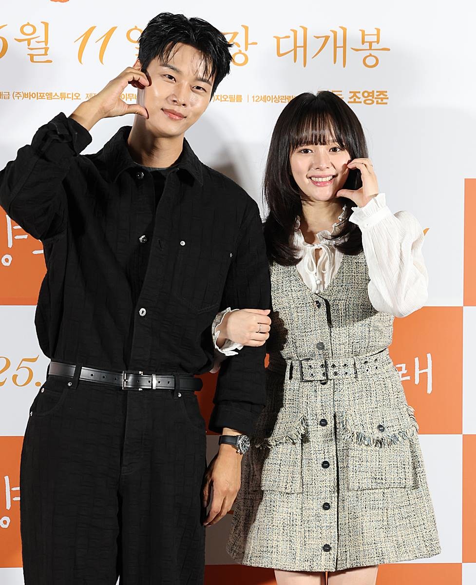 배우 차학연과 정지소(오른쪽)가 지난 6월 2일 서울 용산구 CGV용산아이파크몰에서 열린 영화 '태양의 노래'(감독 조영준) 언론시사회에 참석해 포즈를 취하고 있다. '태양의 노래'는 한밤중에만 데이트할 수 있는 미솔(정지소 분)과 민준(차학연 분)이 음악을 통해 서로 사랑에 빠지며 함께 꿈을 이루기 위해 도전해 나가는 뮤직 로맨스다 / 뉴스1