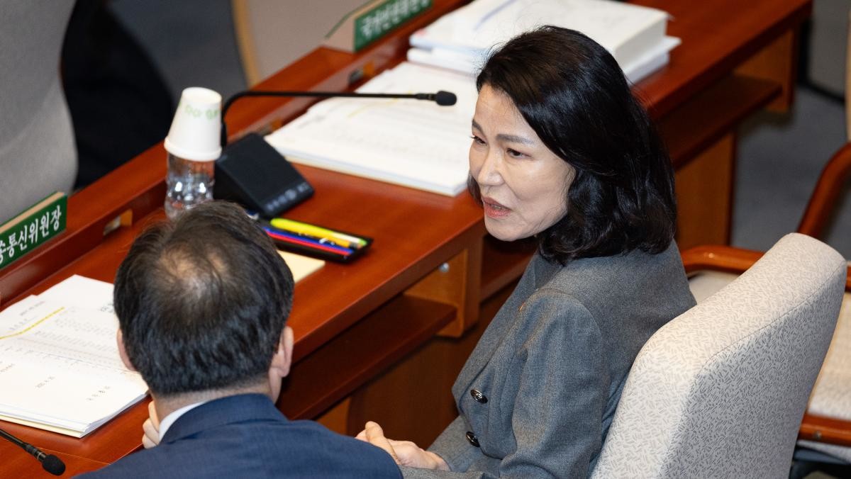 이진숙 방송통신위원장이 지난 25일 서울 여의도 국회에서 열린 제428회 국회(임시회) 예산결산특별위원회 제1차 전체회의에 출석해 기관장들과 대화하고 있다. / 뉴스1