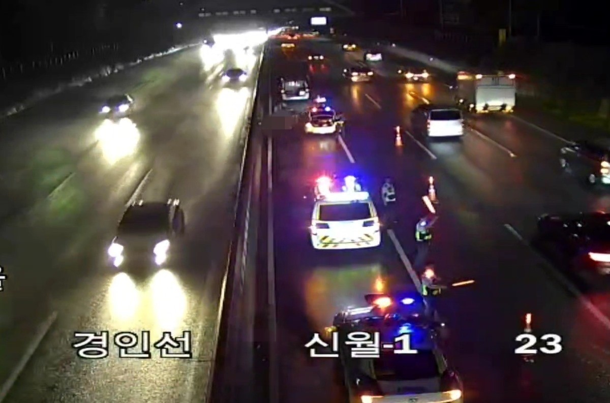 경인고속도로 사고 지점. 30일 오전 4시쯤 경기 부천시 고강동 경인고속도로 인천 방면 22.7㎞ 지점에서 80대 남성 A 씨가 승용차 2대에 잇따라 치여 사망했다. 당시 보행자인 A 씨는 고속도로 중앙분리대 지점에서 사고를 당한 것으로 파악됐다. / 현장 CCTV 캡처