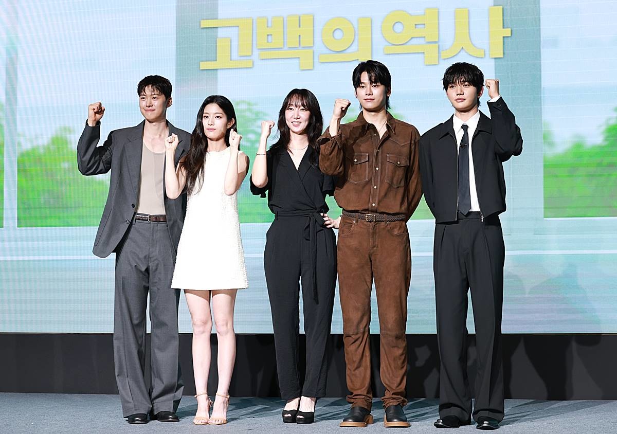 배우 공명(왼쪽부터)과 신은수, 남궁선 감독, 차우민, 윤상현이 지난 25일 오전 서울 마포구 호텔 나루 서울 엠갤러리에서 열린 넷플릭스 영화 '고백의 역사' 제작보고회에 참석해 포즈를 취하고 있다. '고백의 역사'는 1998년, 열아홉 소녀 박세리가 일생일대의 고백을 앞두고 평생의 콤플렉스인 악성 곱슬머리를 펴기 위한 작전을 계획하던 중 전학생 한윤석과 얽히며 벌어지는 청춘 로맨스다 / 뉴스1