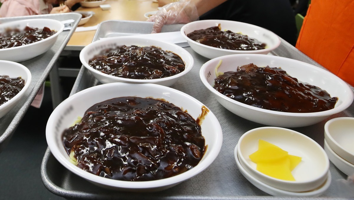 기사 이해를 돕기 위한 자료 사진. 해당 기사 내용과 직접적인 관련은 없다.     농림축산식품부는 내년부터 '직장인 든든한 한끼' 시범 사업을 벌인다. / 뉴스1