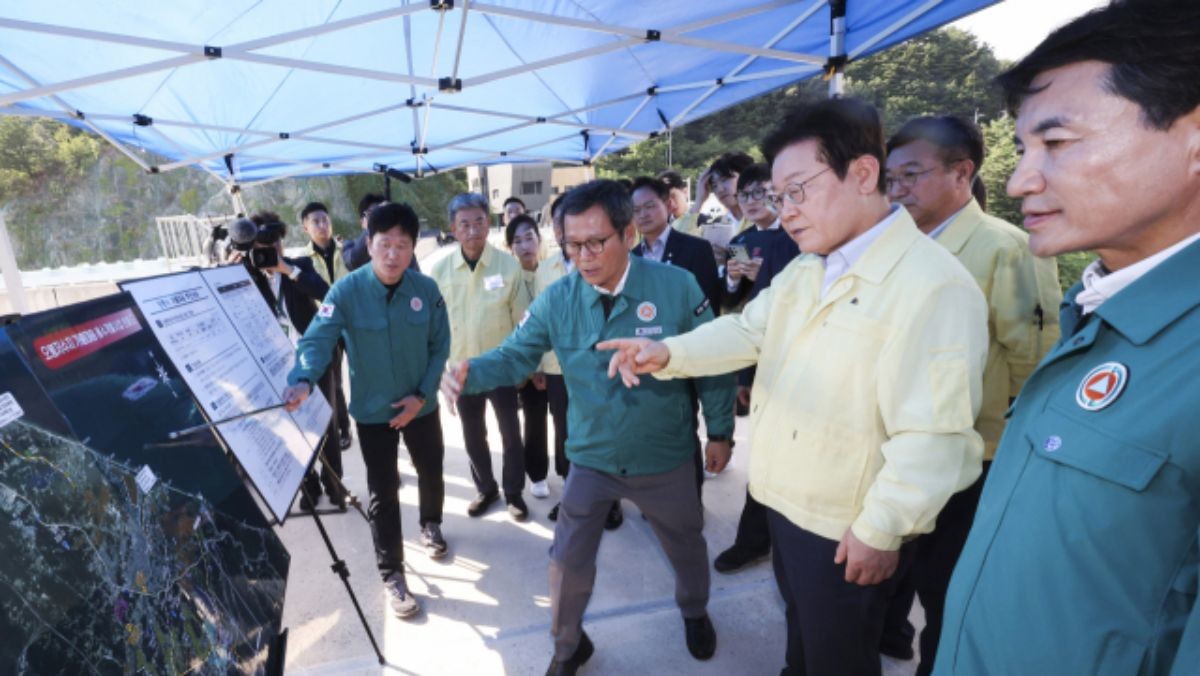 이재명 대통령이 30일 강원 강릉시 성산면 오봉저수지를 방문해 가뭄 대응 추진 상황을 점검하고 있다. / 대통령실통신사진기자단