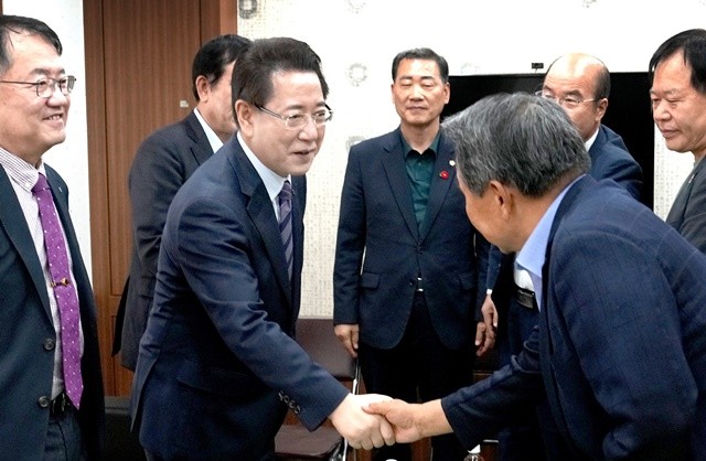 김영록 전라남도지사가 29일 여수 진남문예회관에서 열린 ‘전라좌수영 겸 최초삼도수군통제영 학술대회’에서 참석자들과 인사를 나누고 있다.
