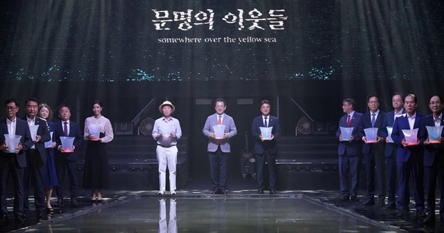 ‘2025 전남국제수묵비엔날레’ 개막식이 29일 오후 목포문화예술회관에서 열린 가운데 김영록 전라남도지사가 내빈들과 개막 퍼포먼스를 하고 있다. / 전남도
