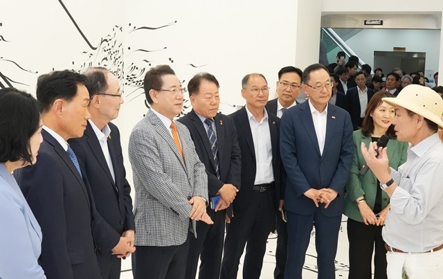 ‘2025 전남국제수묵비엔날레’ 개막식이 29일 오후 목포문화예술회관에서 열린 가운데 김영록 전라남도지사가 주요 내빈들과 전시관 작품을 관람하고 있다.