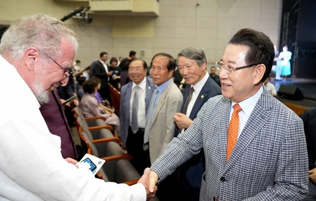 ‘2025 전남국제수묵비엔날레’ 개막식이 29일 오후 목포문화예술회관에서 열린 가운데 김영록 전라남도지사가 참여 작가들과 인사를 나누고 있다.