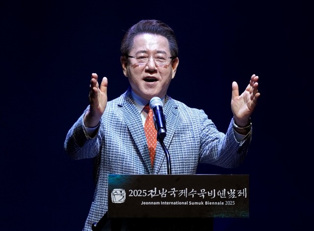‘2025 전남국제수묵비엔날레’ 개막식이 29일 오후 목포문화예술회관에서 열린 가운데 김영록 전라남도지사가 환영사 및 개막선언을 하고 있다.