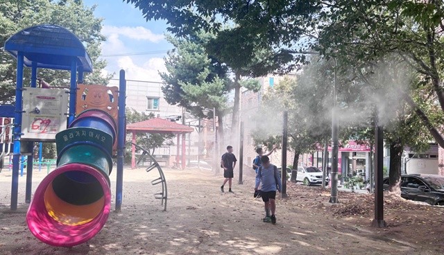 광산구가 주민들이 자주 찾는 햇살어린이공원과 월곡하늘어린이공원에 안개형 냉각(쿨링포그)를 설치해 주민들이 이용하고 있다.