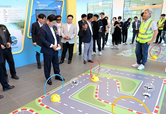 29일 고흥읍 등암리에서 열린 실내 드론체험 놀이터 준공식에서 공영민 고흥군수가 드론 장애물 트랙 체험을 하고 있다.