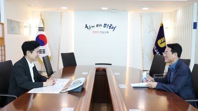 강진원 강진군수가 김대중 전남도교육감을 만나 지역교육 현안사업을 건의했다.