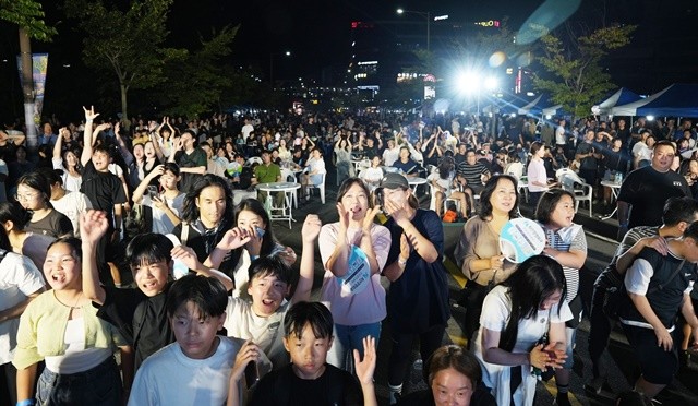 2025 빛가람 하이볼&비어 페스티벌에 구름 인파가 몰려 공연을 즐기고 있다.