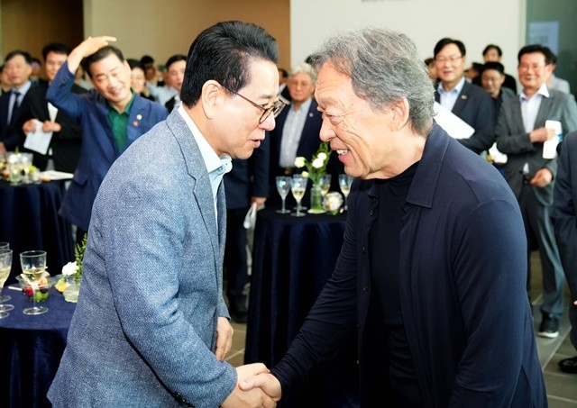 김영록 전라남도지사가 30일 여수 GS칼텍스 예울마루에서 열린 ‘제9회 여수음악제 개막식’에 참석해 정명훈 지휘자와 인사를 나누고 있다.