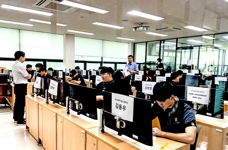 영진전문대 지능형로봇사업단이 개최한 2025 지능형로봇 첨단융합기술경진대회에서 대회 참가자들이 경기를 치르고 있다. / 영진전문대 제공