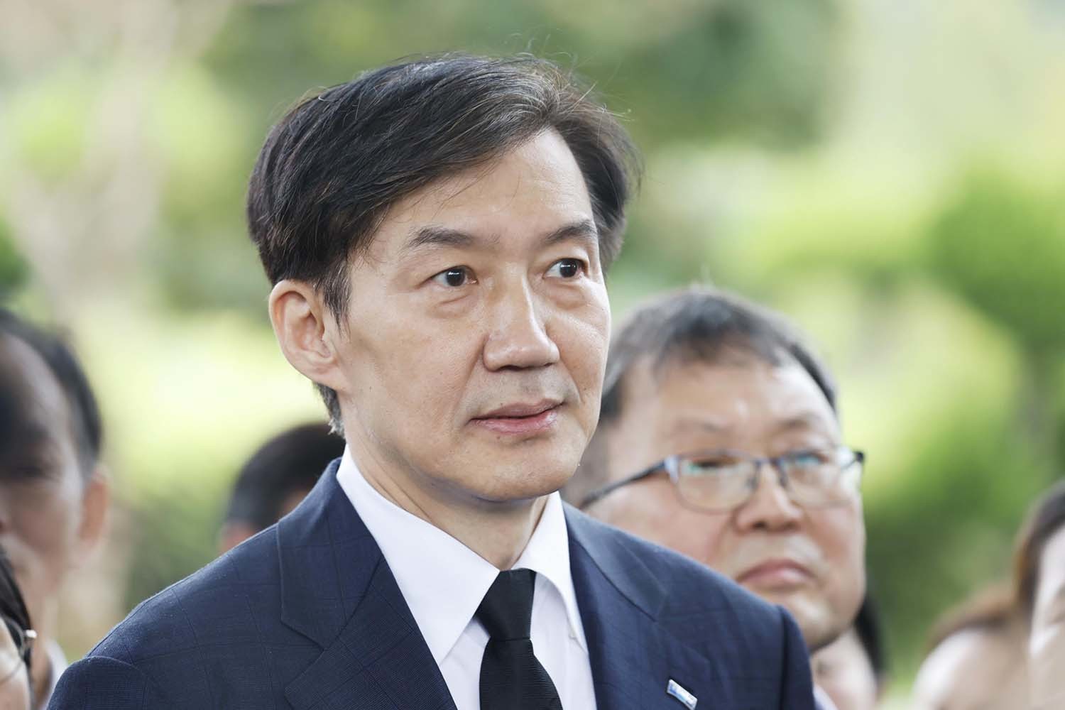 조국 조국혁신당 혁신정책연구원장이 26일 광복절 특별 사면 복권 후 처음으로 호남을 찾아 광주 북구 국립5.18민주묘지를 참배하고 기자들과 질의응답을 하고 있다./ 뉴스1