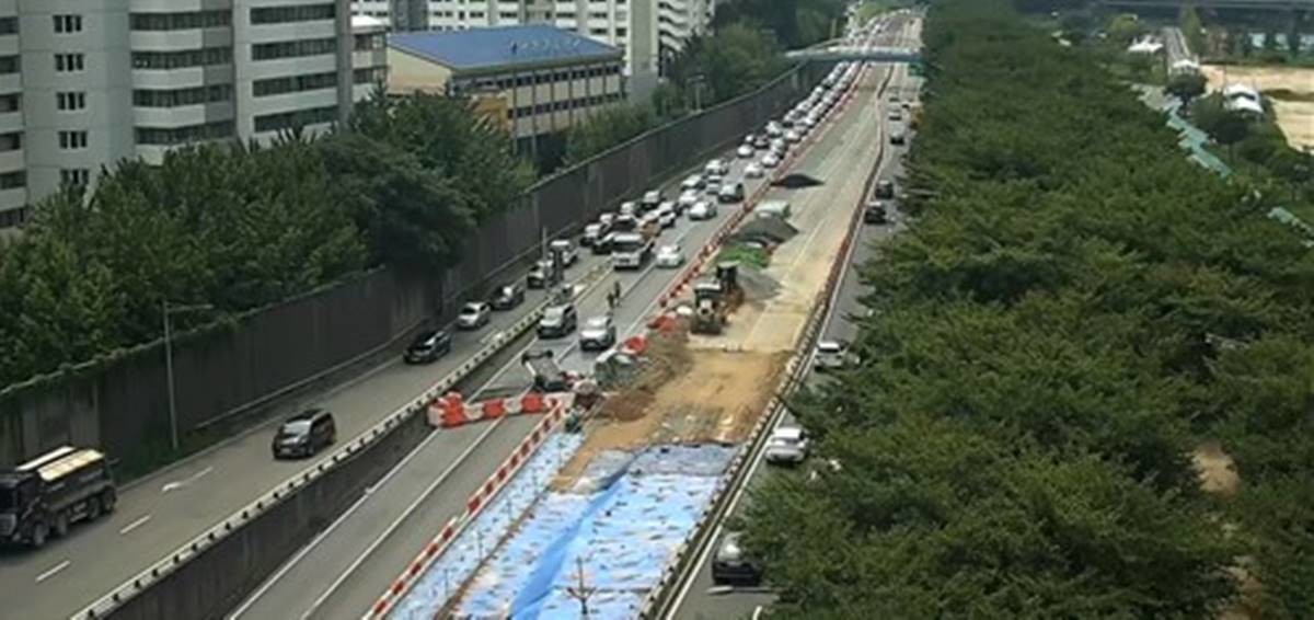 31일 오전 11시36분께 서울 서부간선도로에서 일어난 차량 전복 사고 / 연합뉴스, 영등포소방서 제공