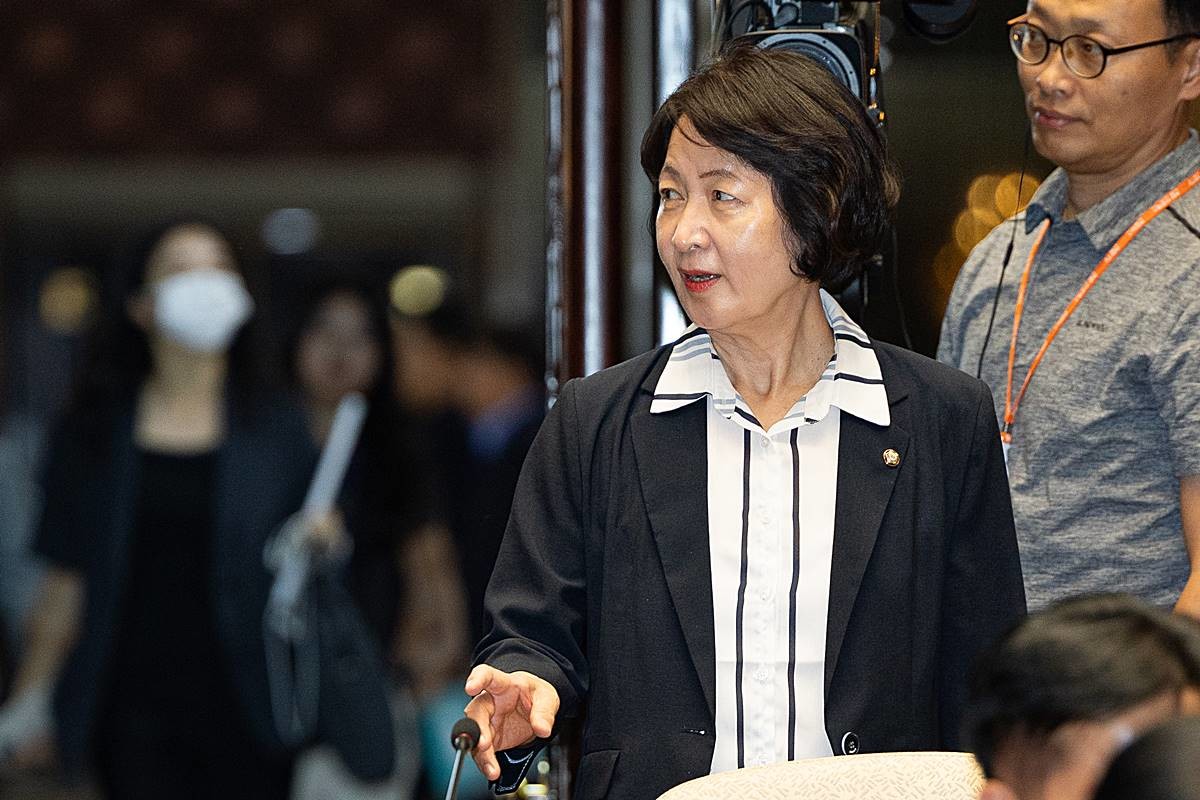 추미애 국회 법제사법위원장이 지난 27일 서울 여의도 국회에서 열린 더불어민주당 의원총회에 참석하고 있다 / 뉴스1