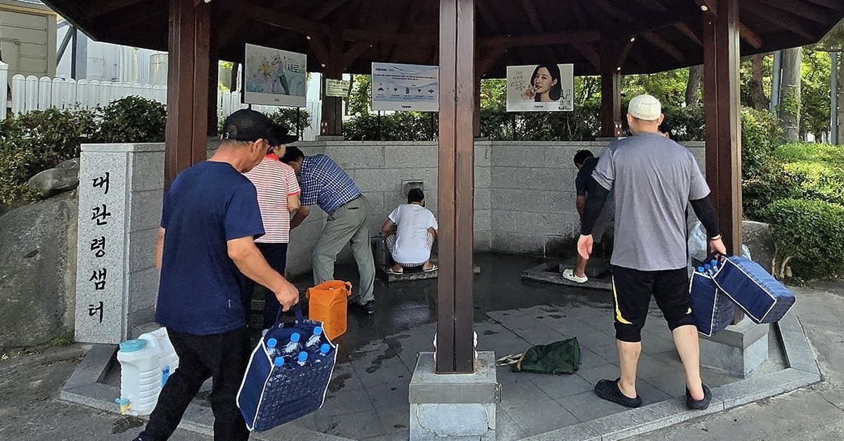 31일 강원 강릉시 대관령샘터에서 시민들이 식수로 사용할 물을 받고 있다. / 연합뉴스