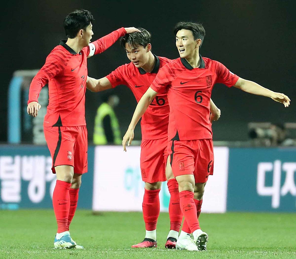 대한민국 축구 국가대표팀 오현규가 2023년 3월 28일 오후 서울 마포구 서울월드컵경기장에서 열린 축구 국가대표 평가전 대한민국과 우루과이의 경기에서 동점을 성공키킨 뒤 손흥민, 황인범과 기쁨을 나누고 있다 / 뉴스1