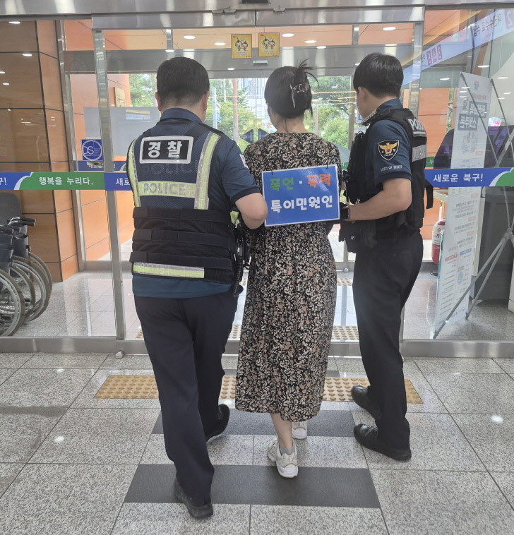 대구 북부경찰서노원지구대 소속 경찰관들이 특이민원 발생대비 모의훈련 일환으로 민원인을 제지해 인계하고 있다. / 대구 북구청 제공